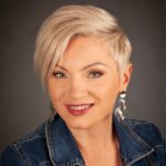 Romana Mairhofer MBA Sie ist Zukunftsgestalterin mit Schwerpunkt auf der Transformation von Lehrlingen und Ausbilder:innen. Als Gründerin der Skill Excellence Academy fördert sie Bildung und persönliches Wachstum mit Herz und Hingabe. Ihre Arbeit verbindet Menschen und Unternehmen, um die Arbeitswelt von morgen zu gestalten, mit Fokus auf Führungskräftecoaching, Teambuilding, Lebensberatung und Unternehmensberatung.